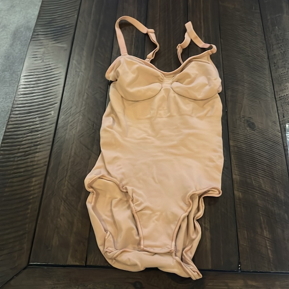 Skims Sculpting Bodysuit W. Snaps - Picture 9 of 11